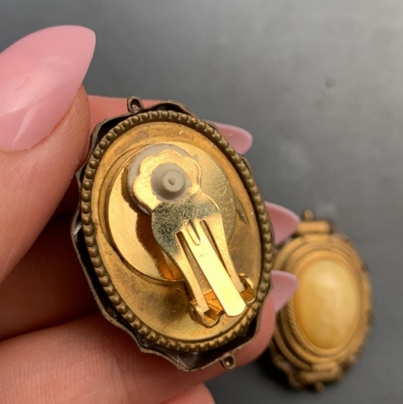 VINTAGE Gold Tone 70's Clip On Earrings - Picture 4 of 7